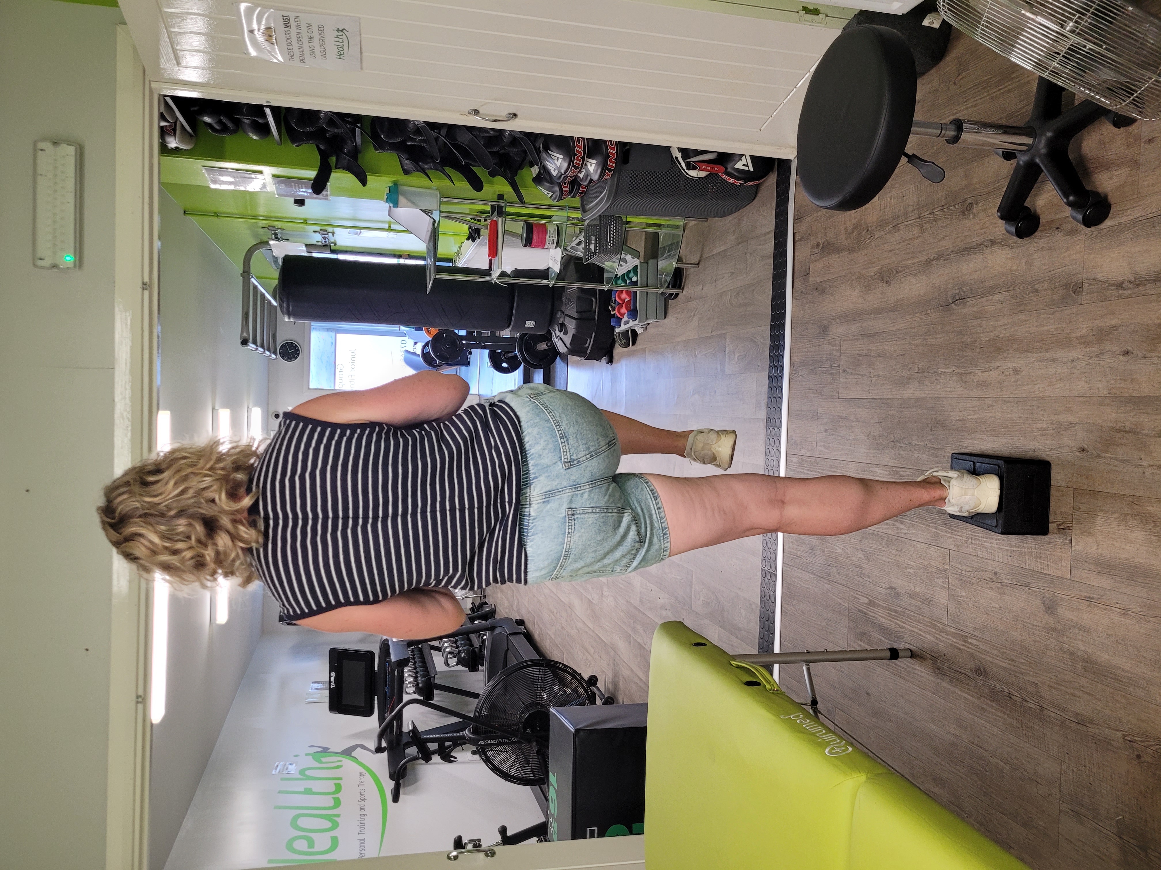 Achilles tendon rehabilitation session at the clinic